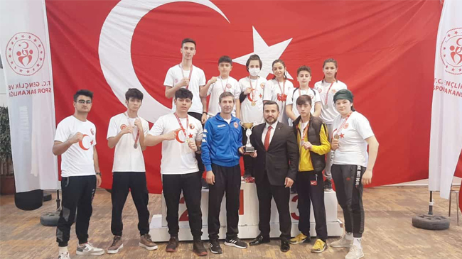 ŞENOL KAYSİ’NİN YETİŞTİRDİĞİ SPORCULAR  BOKS’TA 12 MADALYA KAZANDI