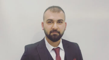 Bugün, hepinizin tanıyınca çok seveceği bir Devlet adamından bahsedeceğim…